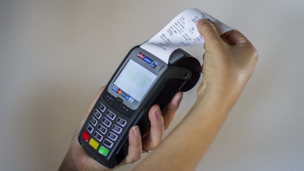 27 de Enero de 2015/SANTIAGOEl Servicio de Impuestos Internos (SII) convirtió el Voucher o vale entregado por la máquina de pago o POS en una la boleta que se deberá entregar al comprador en todas las transacciones a través de medios electrónicos.
FOTO:DAVID CORTES SEREY/AGENCIAUNO.