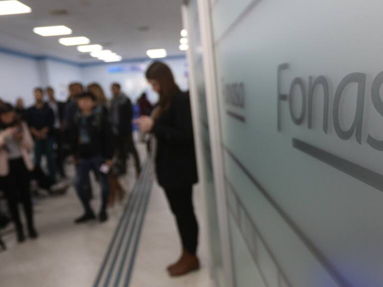 Contraloría revela irregularidades en pagos de Fonasa a clínicas privadas por servicios de camas críticas