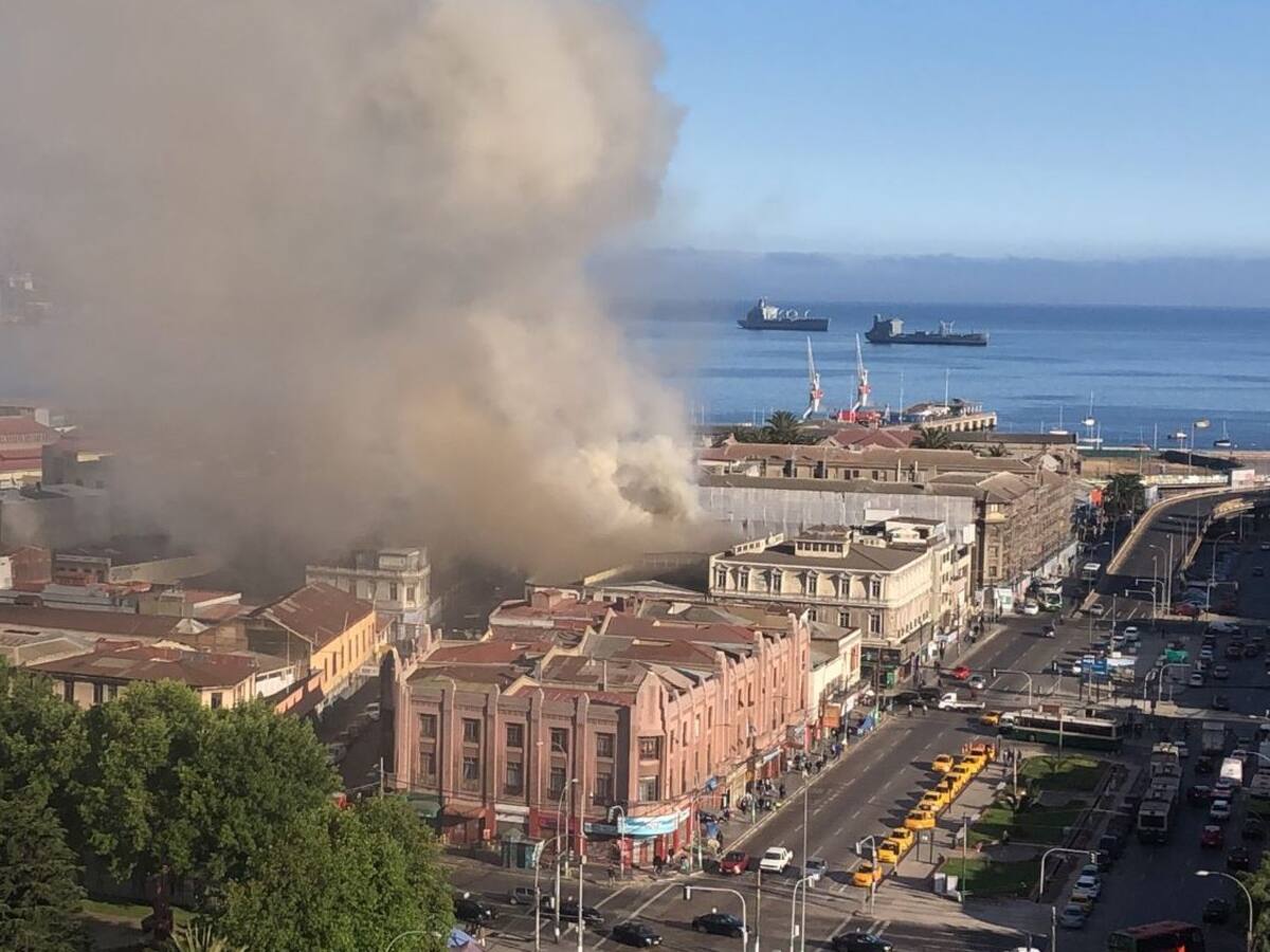 Valparaíso: Incendio en al menos tres locales comerciales movilizó a bomberos este viernes
