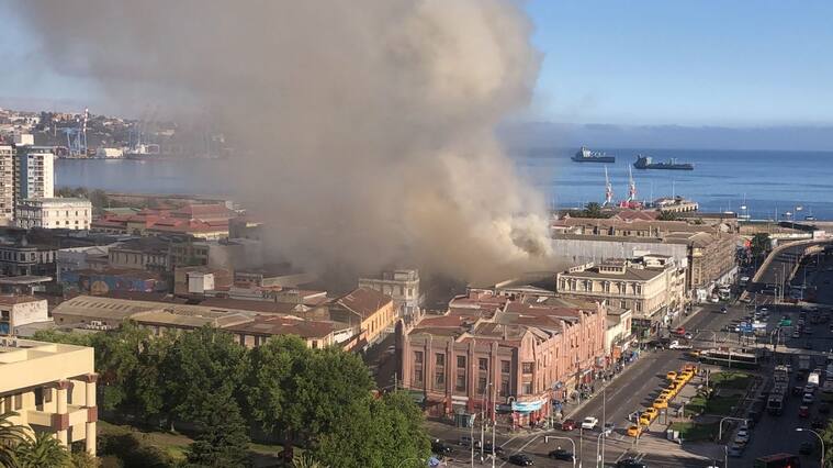 Valparaíso: incendio moviliza a bomberos