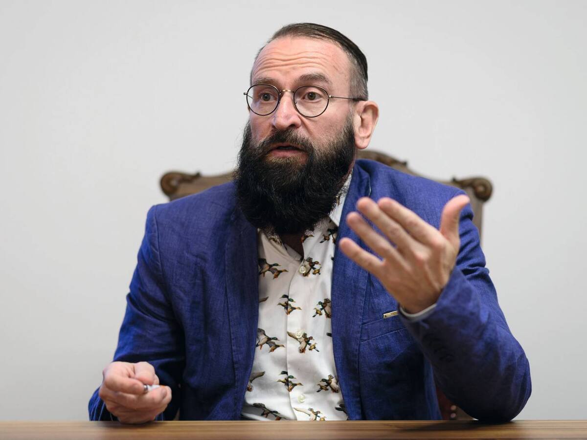 Eurodiputado de ultraderecha renunció tras participar en orgía durante la cuarentena