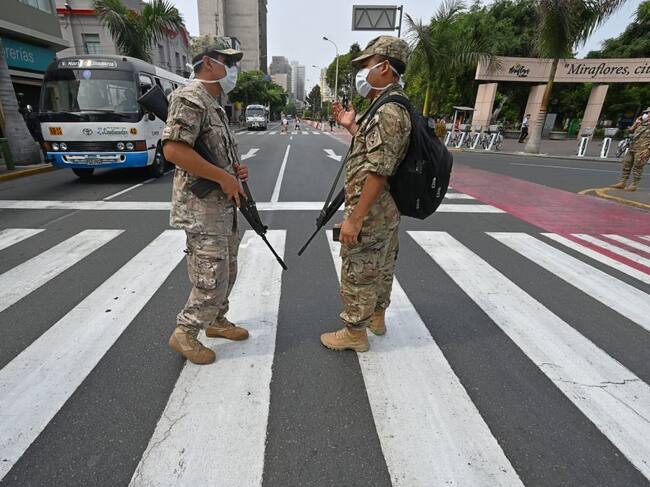 Efectivos militares vigilan las calles de Lima en medio de la cuarentena por el coronavirus