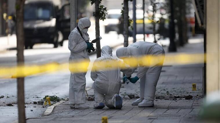 27 de diciembre de 2021/SANTIAGO
artefacto explosivo detona en el exterior del edificio de la direccin general de Gendarmera ubicado en Teatinos con Rosas, Personal del Grupo de Operaciones Especiales (Gope) y del Laboratorio de Criminalstica (LABOCAR) realizan diligencias para determinar el tipo de artefacto que se utiliz.
FOTO: CRISTOBAL ESCOBAR/AGENCIAUNO