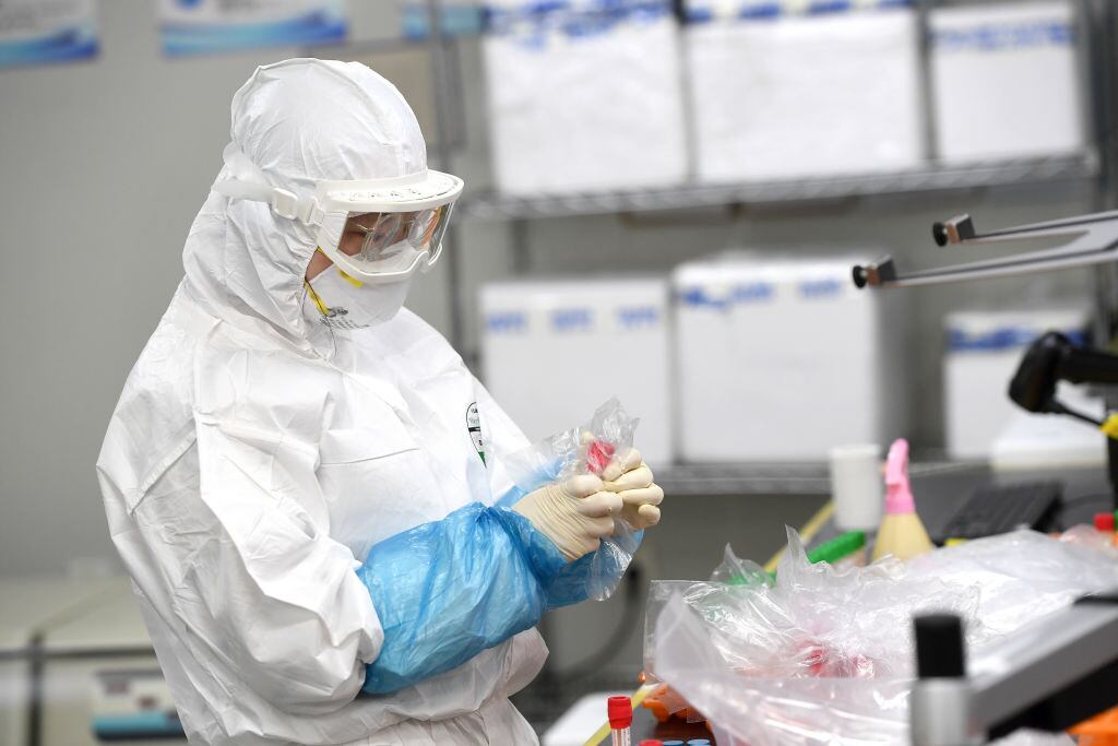 Revisión de muestras en un laboratorio chino