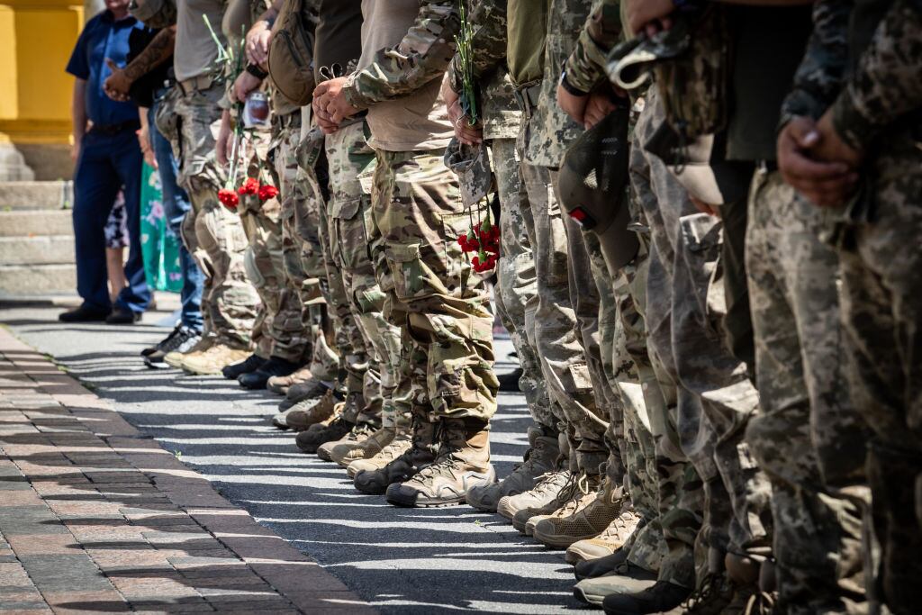Soldados de Ucrania en el funeral de sus compañeros en la ciudad de Kiev