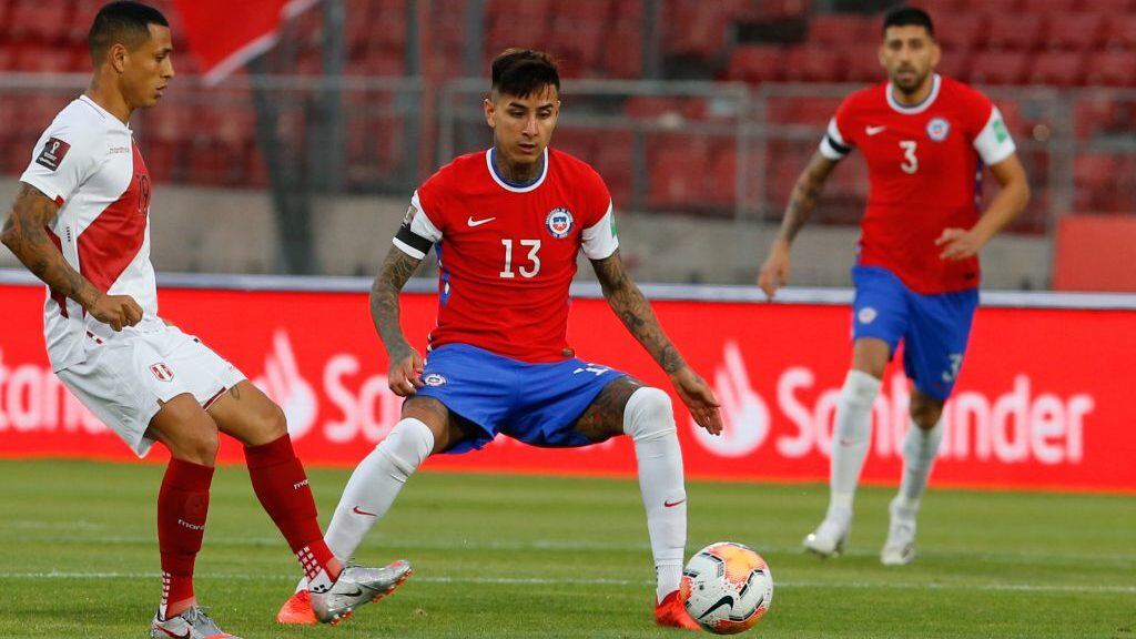13 de Noviembre del 2020/SANTIAGOClaudio Bravo Durante la previa  el partido valido por la Fase de Grupos 3/18 por la clasificación de Conmebol para la Copa Mundial de Fútbol Qatar 2022, entre Chile vs Peru, disputado en el Estadio Nacional.
FOTO:FRANCISCO LONGA/AGENCIAUNO