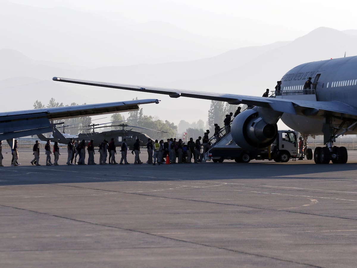 Gobierno confirma primer vuelo de expulsión con 40 migrantes: oposición la califica como “una burla”