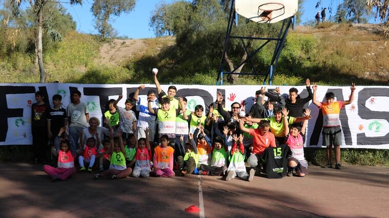 Integrantes de la UC comparten con niños de la Fundación Fútbol Más en Maipú