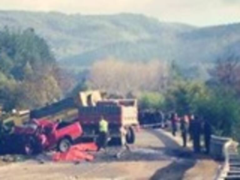 Choque entre camioneta y camión dejó a cuatro personas muertas en sector San José de La Mariquina