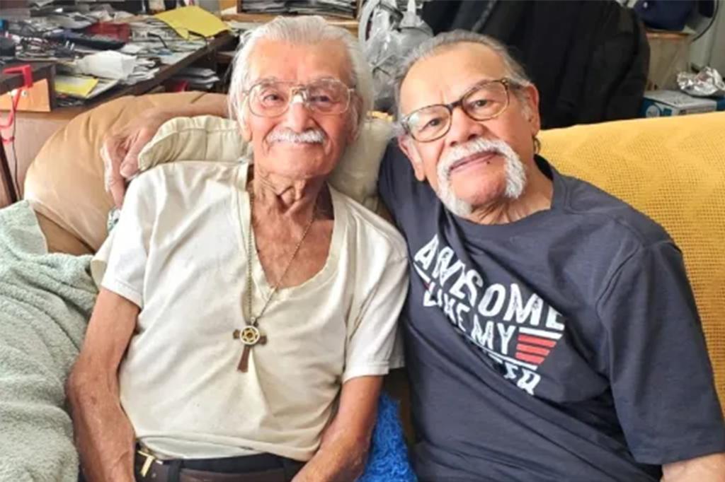 Luis Armando Albino (derecha) con su hermano mayor Roger (izquierda).
