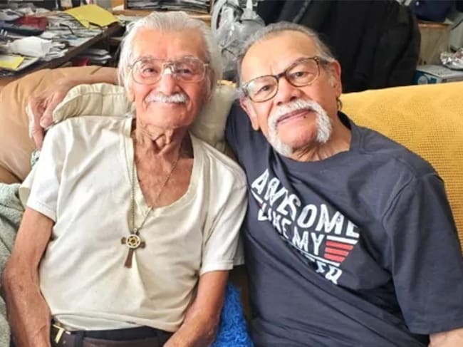 Luis Armando Albino (derecha) con su hermano mayor Roger (izquierda).