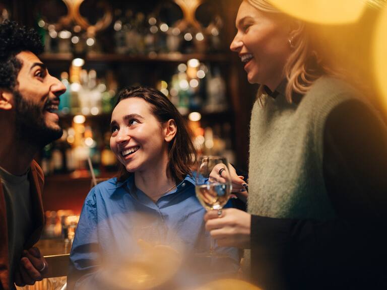 La amistad, una aliada del cerebro: cómo los vínculos sociales protegen la salud mental y previenen la demencia