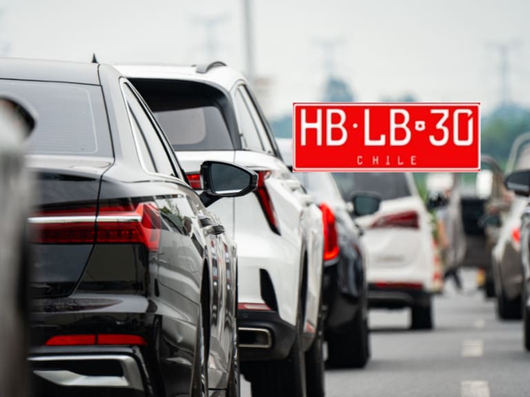 ¿Los has visto? Hay autos con patente roja en Chile y este es el significado