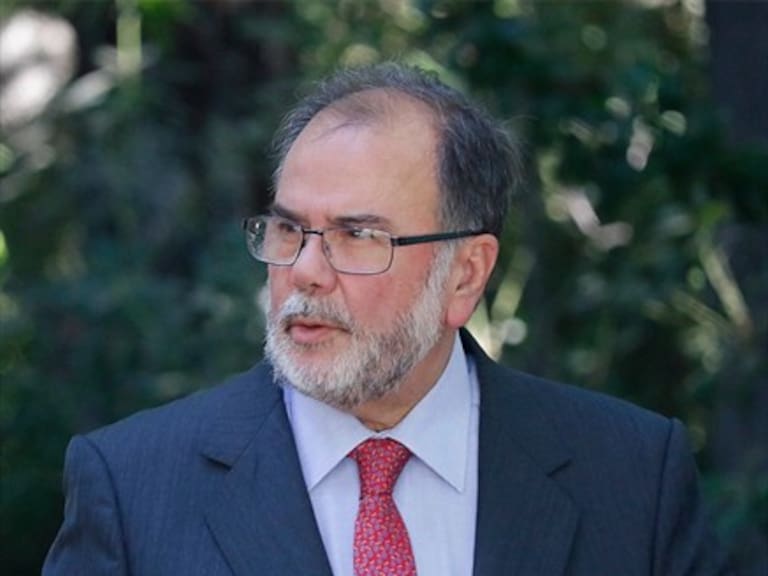 Ministro de Economía reveló que se enteró que acompañará a Bachelet a Cuba «por la prensa»