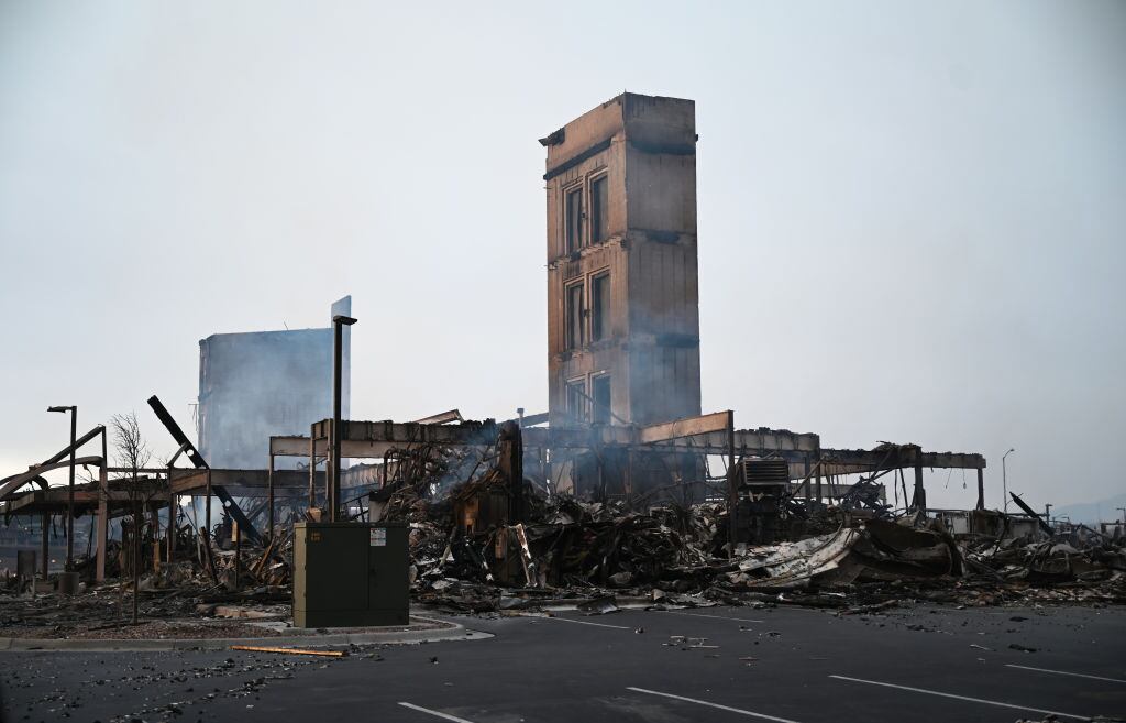 El Hotel Element totalmente destruido por el fuego en Superior