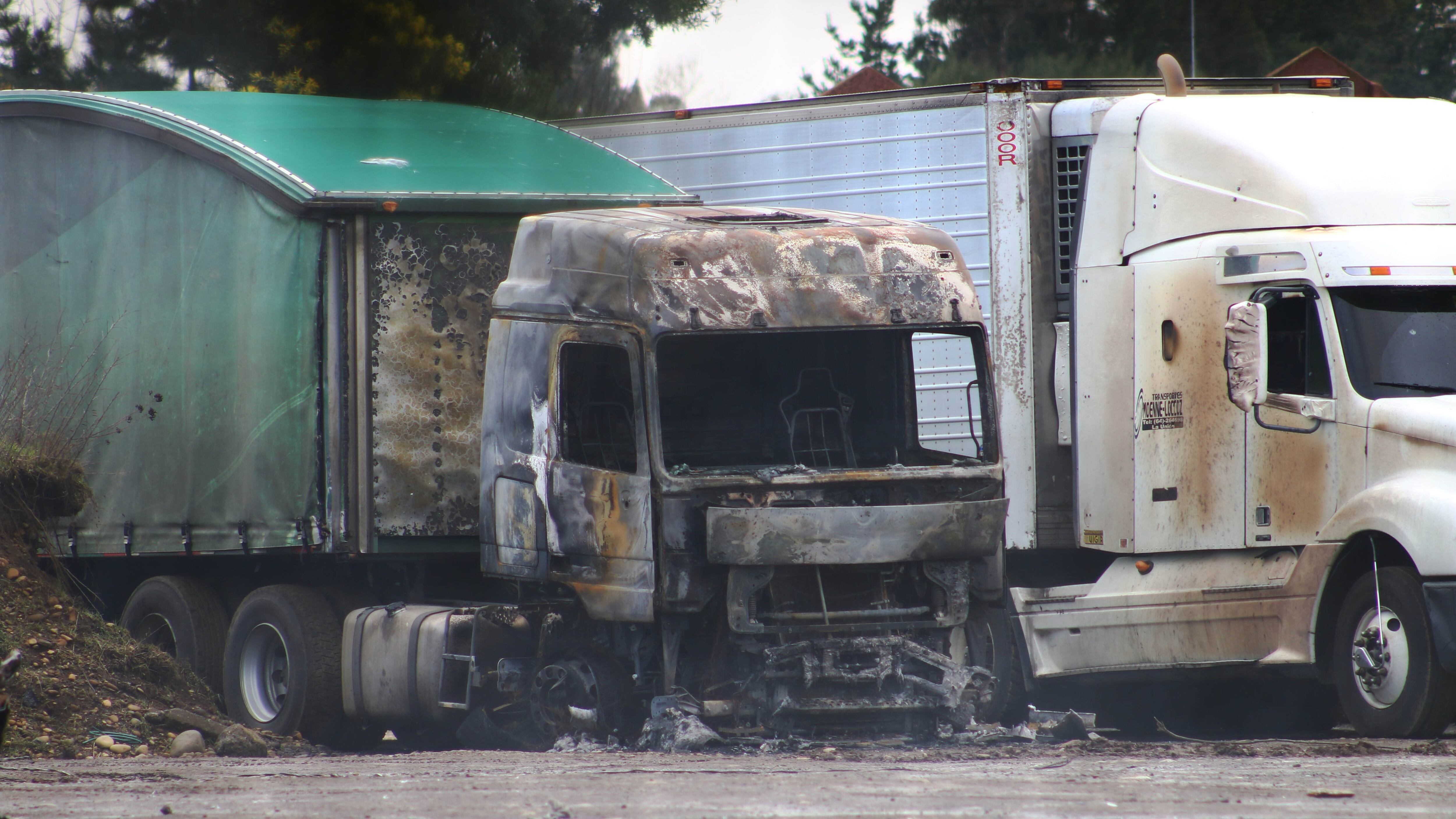19 de Agosto del 2017/TEMUCO 18 Camiones resultaron totalmente destruidos al ser quemados durante la madrugada camino a Quepe, en el estacionamiento se encontraban 30 camiones cuando al menos 10 personas armadas entraron y prendieron fuego a los camiones.
FOTO: MARCO MALDONADO/AGENCIAUNO