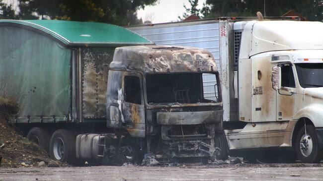 19 de Agosto del 2017/TEMUCO 18 Camiones resultaron totalmente destruidos al ser quemados durante la madrugada camino a Quepe, en el estacionamiento se encontraban 30 camiones cuando al menos 10 personas armadas entraron y prendieron fuego a los camiones.
FOTO: MARCO MALDONADO/AGENCIAUNO
