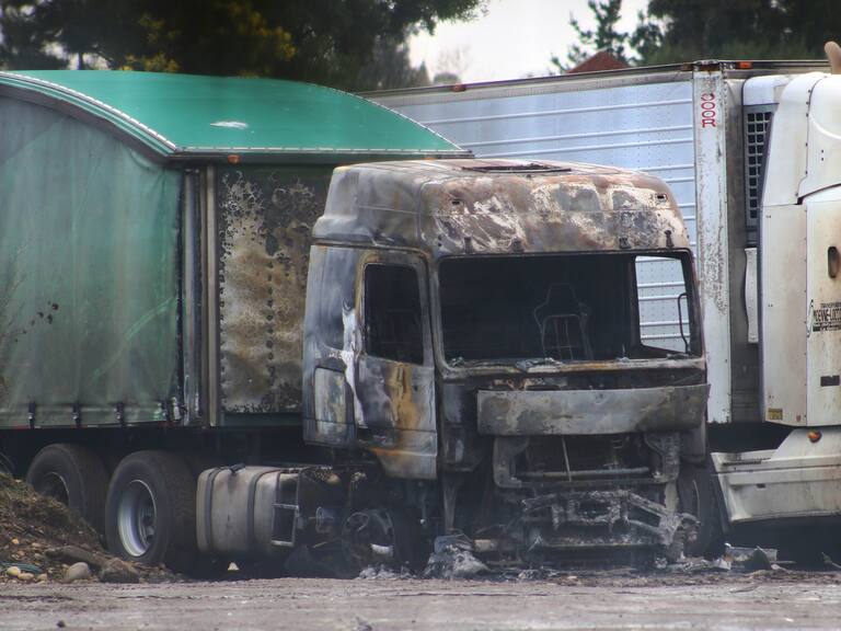 19 de Agosto del 2017/TEMUCO 18 Camiones resultaron totalmente destruidos al ser quemados durante la madrugada camino a Quepe, en el estacionamiento se encontraban 30 camiones cuando al menos 10 personas armadas entraron y prendieron fuego a los camiones.
FOTO: MARCO MALDONADO/AGENCIAUNO