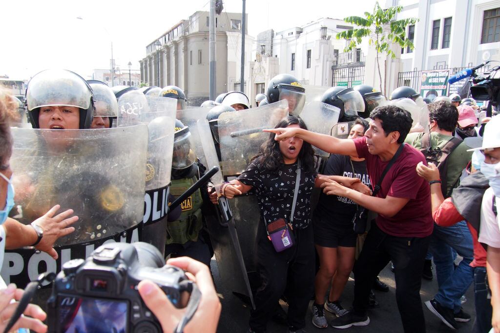Policías reprimen a los manifestantes en Lima