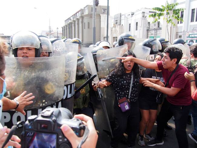 Policías reprimen a los manifestantes en Lima