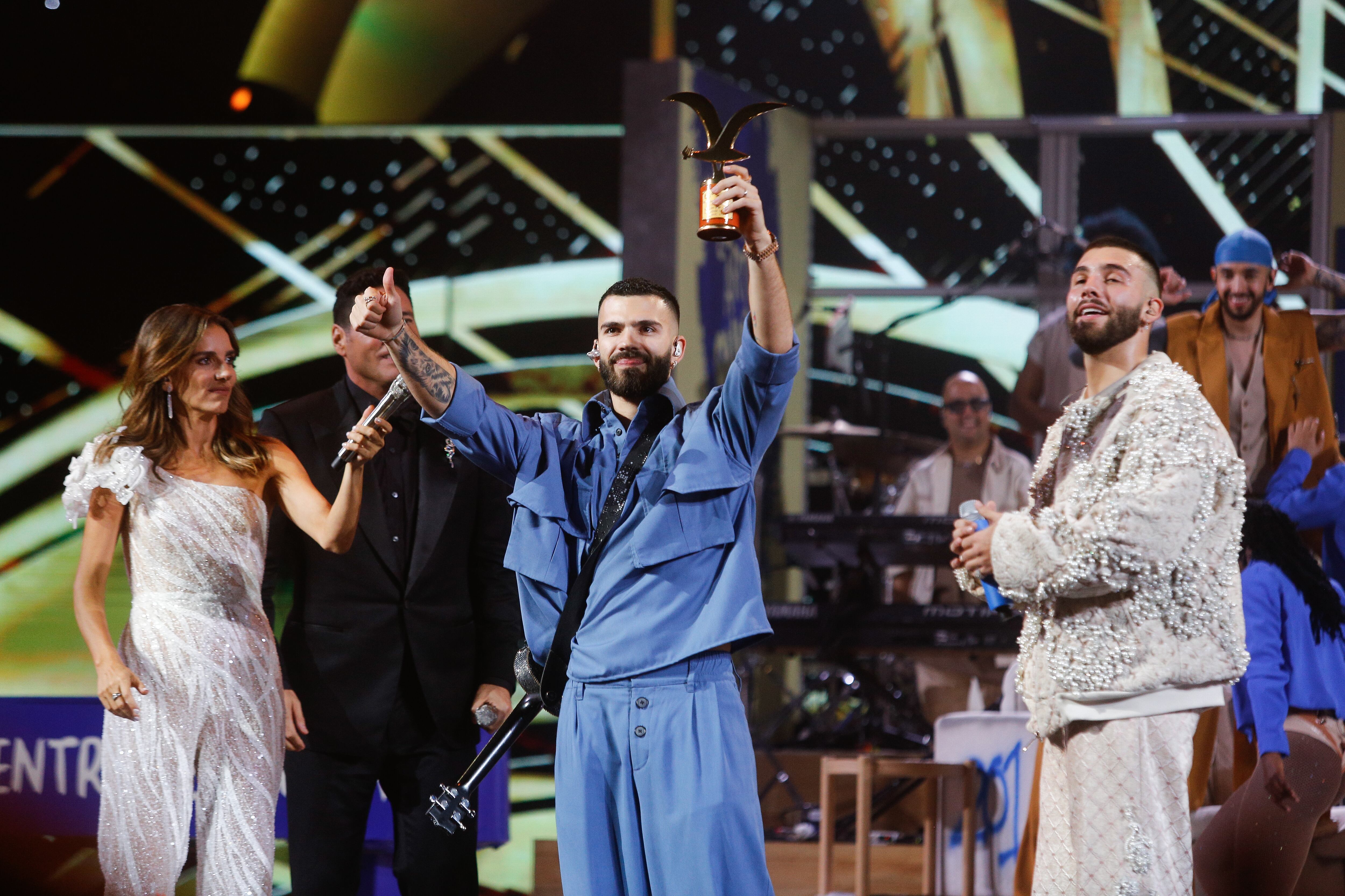 Julián Turizo recibe la Gaviota de Oro de su hermano, Manuel, en Viña 2024 / AGENCIAUNO