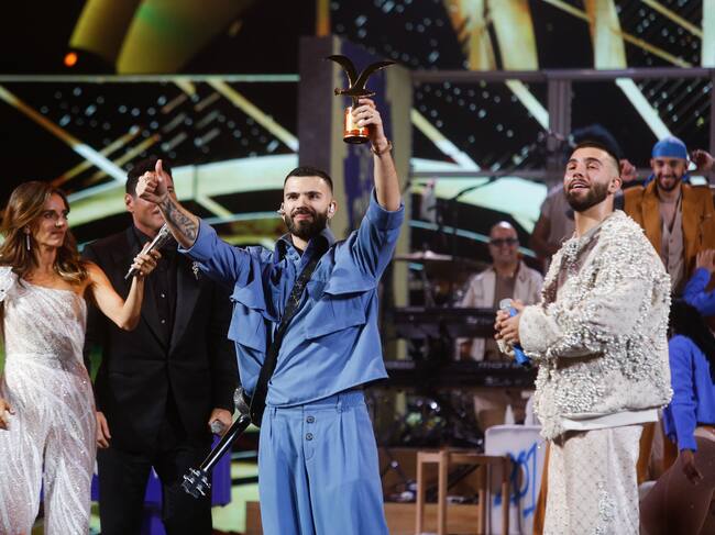 Julián Turizo recibe la Gaviota de Oro de su hermano, Manuel, en Viña 2024 / AGENCIAUNO