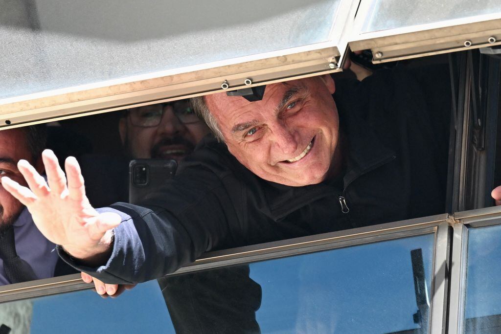 Jair Bolsonaro saluda desde una ventana de su partido en Brasilia
