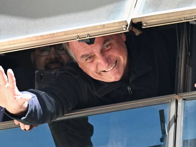 Jair Bolsonaro saluda desde una ventana de su partido en Brasilia