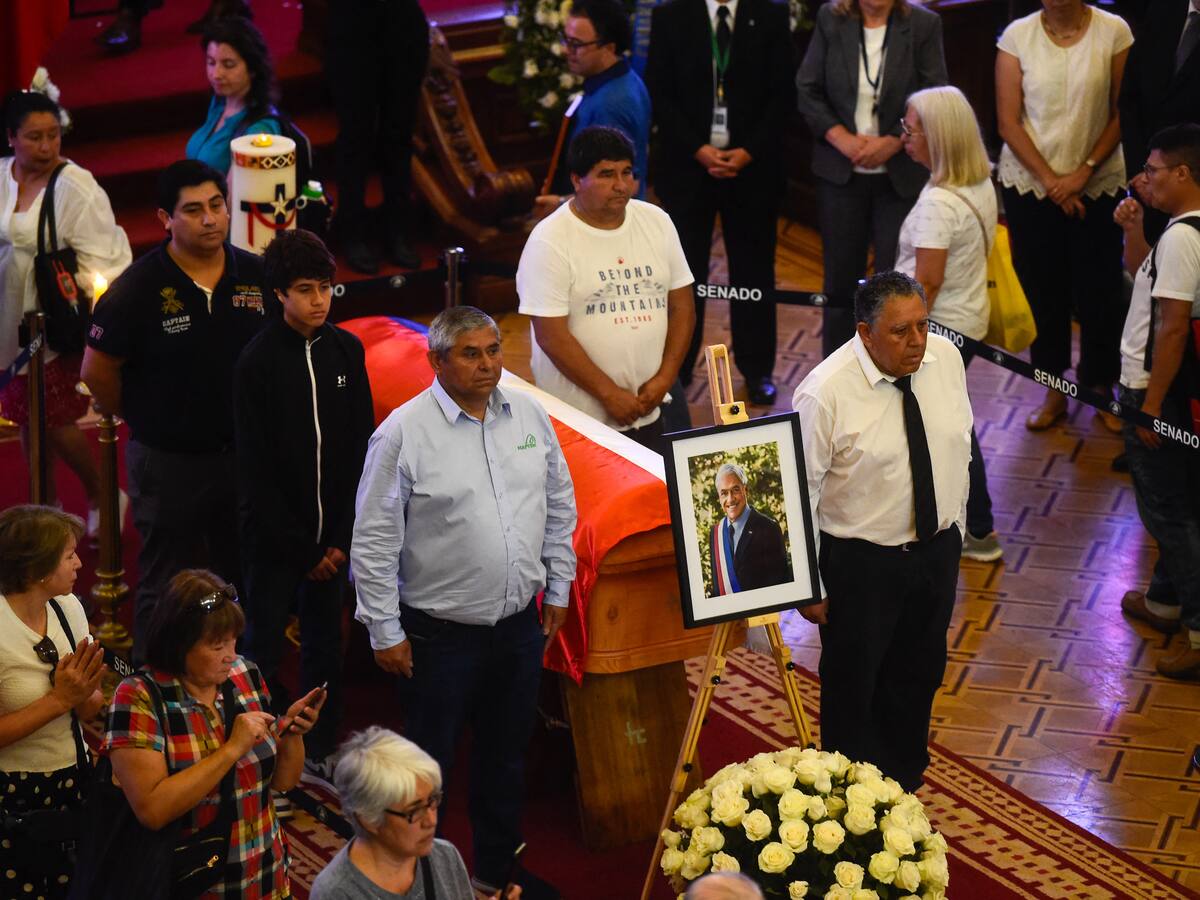 Mineros rescatados hacen guardia de honor a Sebastián Piñera: “Nos vamos a encontrar arriba con él y le vamos a seguir agradeciendo”