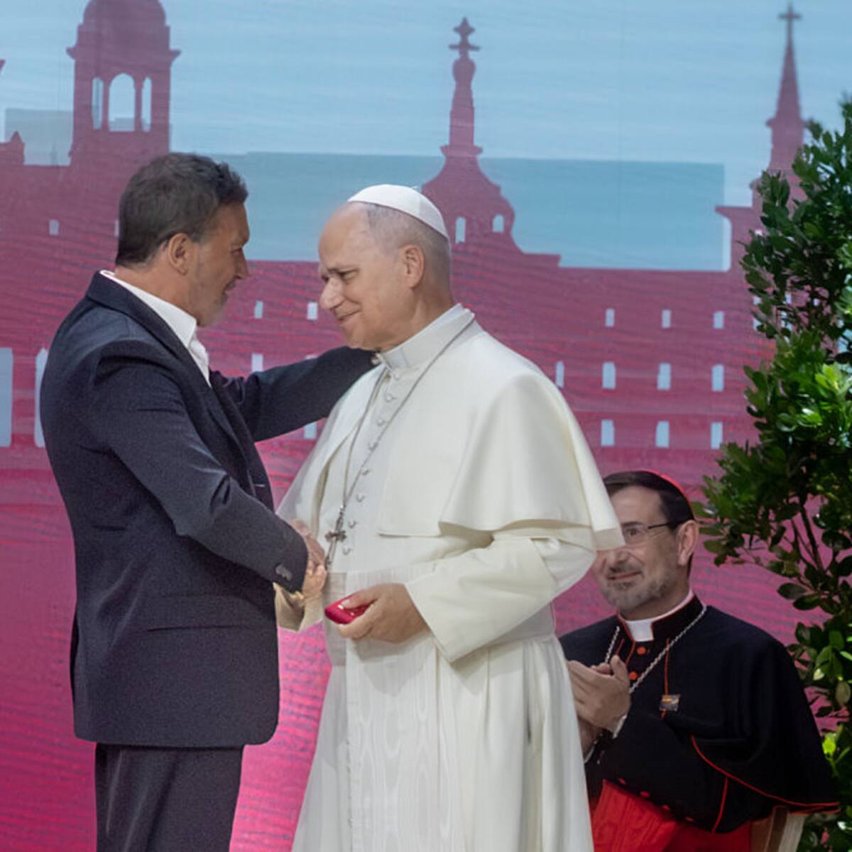 “Víctima del hechizo de Dios”: Antonio Banderas conmueve al papa León XIV con un aplaudido discurso sobre el arte, la fe y los riesgos de la IA