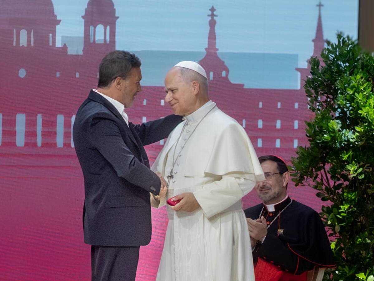 “Víctima del hechizo de Dios”: Antonio Banderas conmueve al papa León XIV con un aplaudido discurso sobre el arte, la fe y los riesgos de la IA