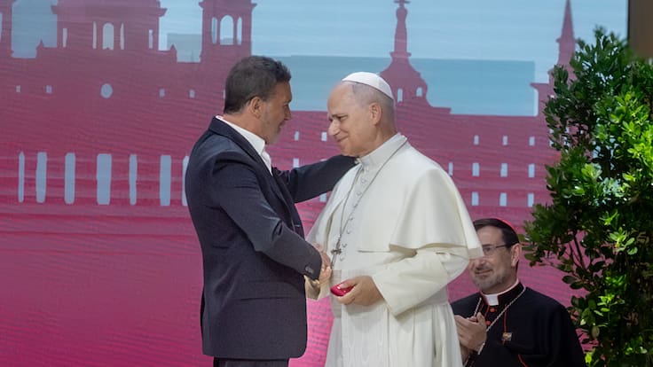 “Víctima del hechizo de Dios”: Antonio Banderas conmueve al papa León XIV con un aplaudido discurso sobre el arte, la fe y los riesgos de la IA