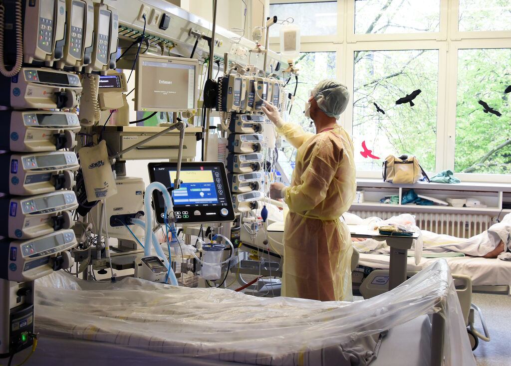 Trabajador de la salud atiende a paciente del Covid-19 en hospital de Halle