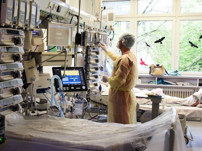 Trabajador de la salud atiende a paciente del Covid-19 en hospital de Halle