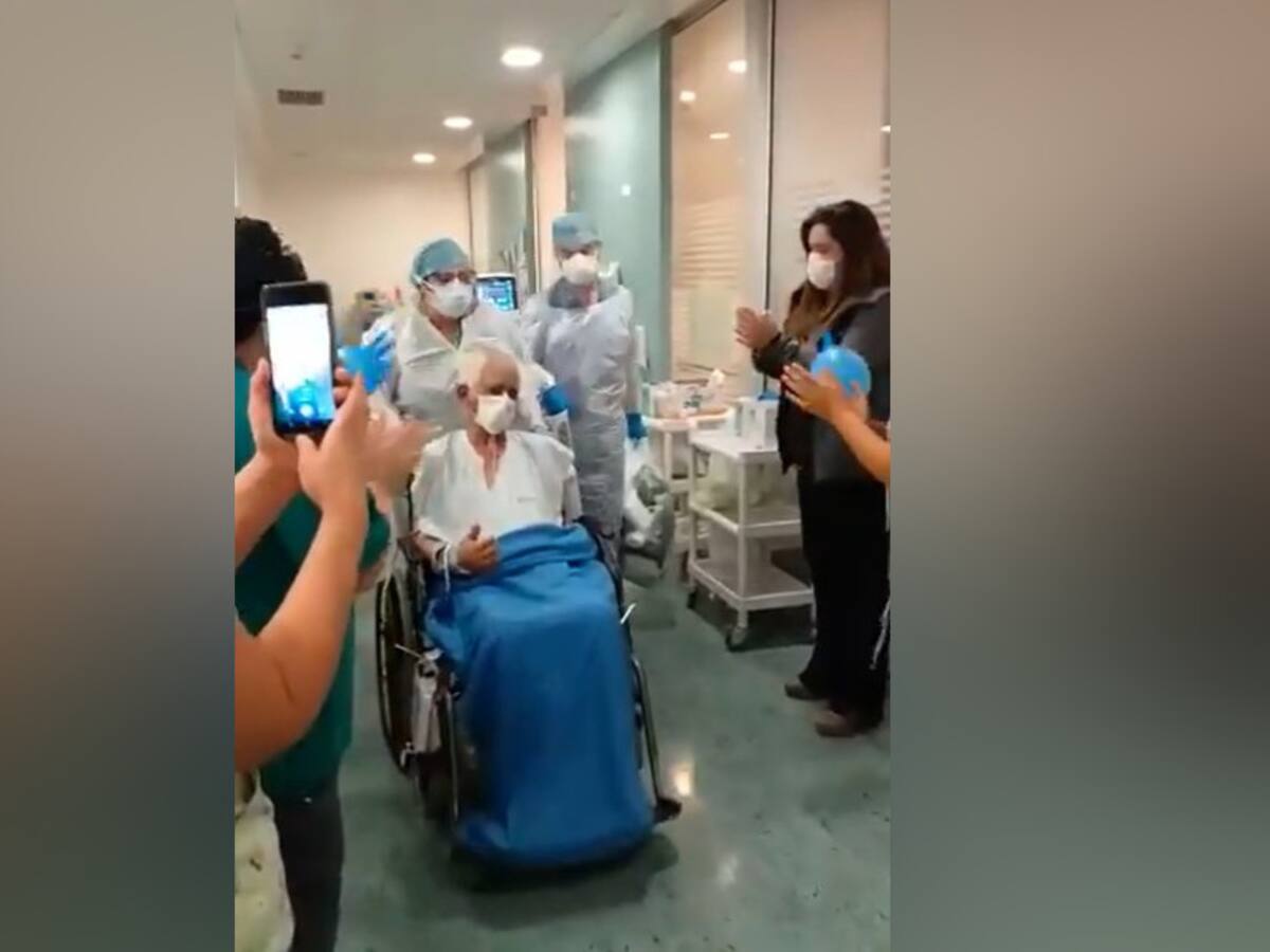 Adulto Mayor de 79 años, contagiado con Covid-19, salió entre aplausos de la UCI del Hospital El Carmen