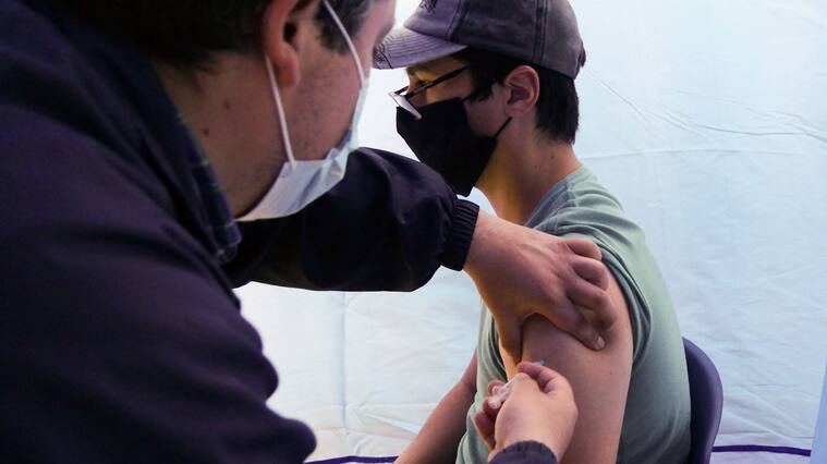 27 DE FEBRERO DE 2021/VIÑA DEL MARProceso de vacunacion contra el Covid-19 en el Estadio Sausalito, que de manera especial y a solicitud del Ministerio de Salud, se está realizando durante el ultimo fin de semana de febrero.
FOTO: SANTIAGO MORALES/AGENCIAUNO