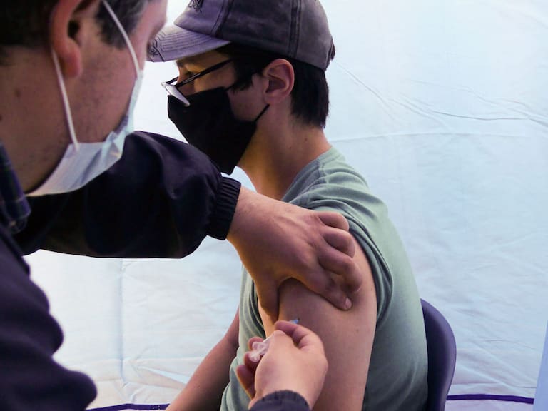 27 DE FEBRERO DE 2021/VIÑA DEL MARProceso de vacunacion contra el Covid-19 en el Estadio Sausalito, que de manera especial y a solicitud del Ministerio de Salud, se está realizando durante el ultimo fin de semana de febrero.
FOTO: SANTIAGO MORALES/AGENCIAUNO