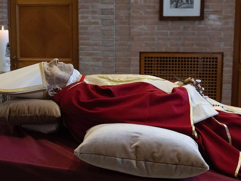 Revelan imágenes de Benedicto XVI tras su muerte: este lunes los fieles podrán despedirlo en la Basílica de San Pedro