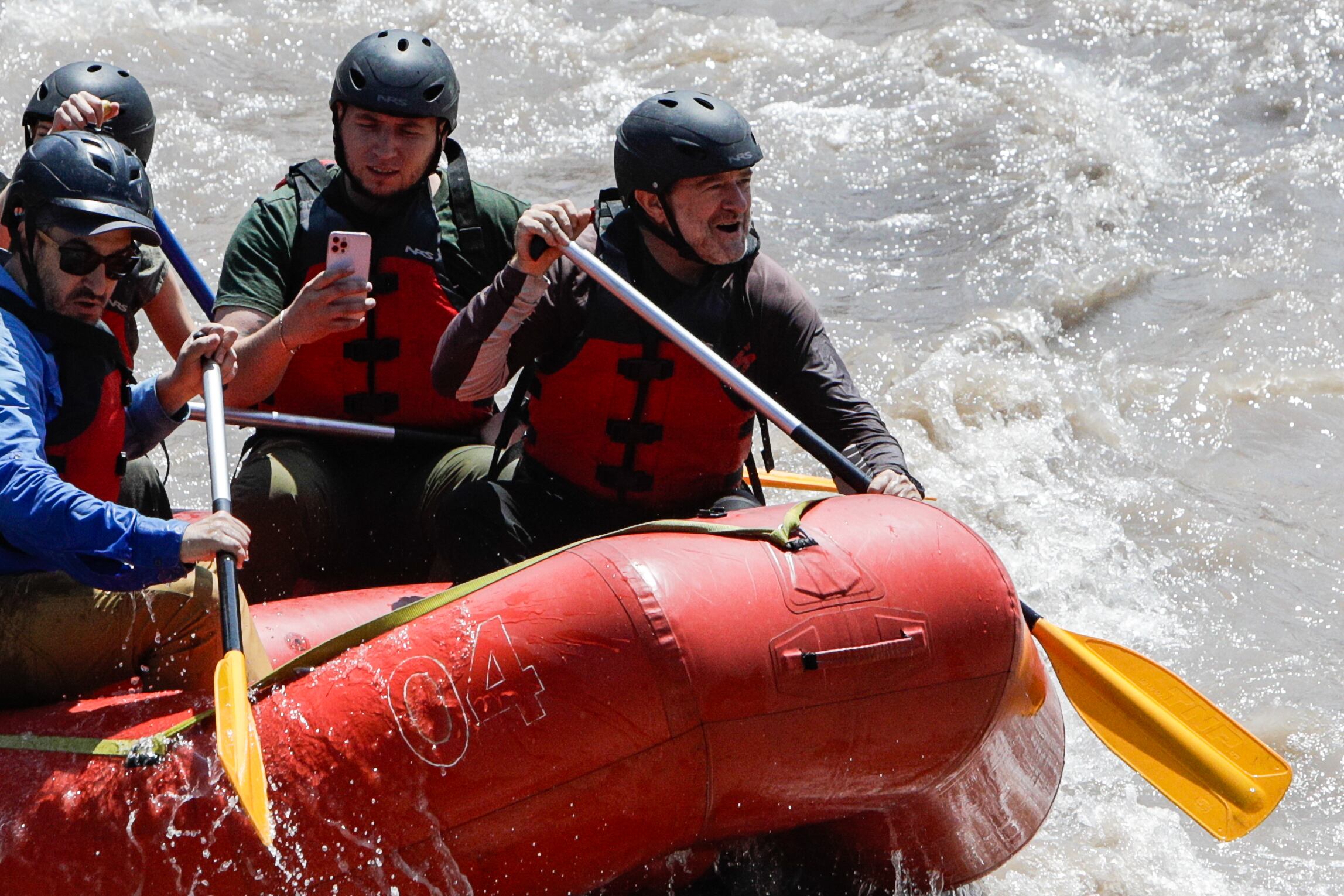 El gobernador de Santiago desciende en Rafting por el río Mapocho