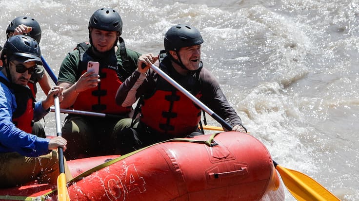 Gobernador Orrego protagoniza histórico descenso en rafting por el río Mapocho llamando a “educar sobre protección ambiental”