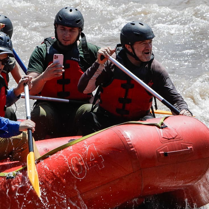 Gobernador Orrego protagoniza histórico descenso en rafting por el río Mapocho llamando a “educar sobre protección ambiental”
