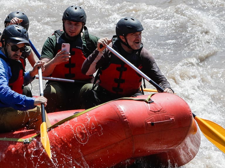 El gobernador de Santiago desciende en Rafting por el río Mapocho