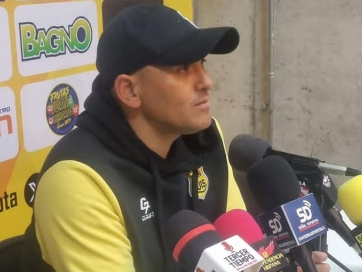 “Soy poco de emocionarme, pero...”: “Chupete” Suazo y las claves de la pelea por el título de la Primera B con San Luis en su primer año como DT