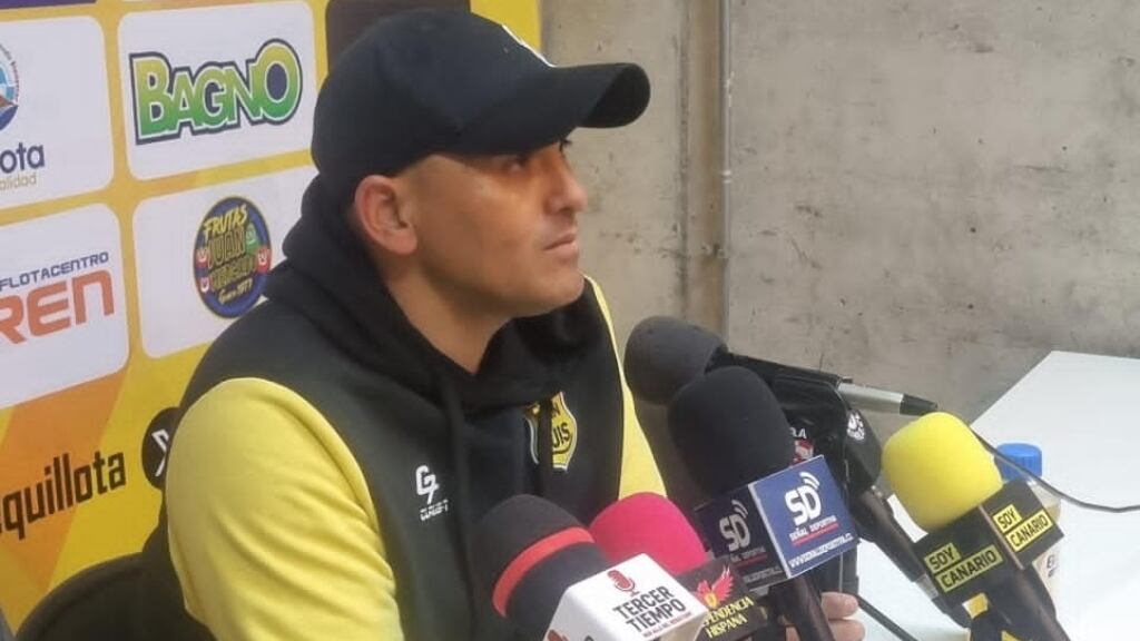 “Soy poco de emocionarme, pero...”: “Chupete” Suazo y las claves de la pelea por el título de la Primera B con San Luis en su primer año como DT