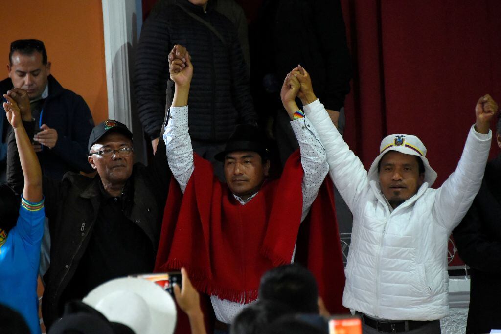 El líder indígena Leonidas Iza celebra tras el acuerdo con el gobierno de Ecuador