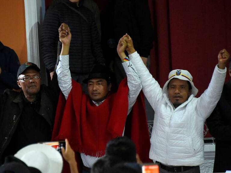 El líder indígena Leonidas Iza celebra tras el acuerdo con el gobierno de Ecuador