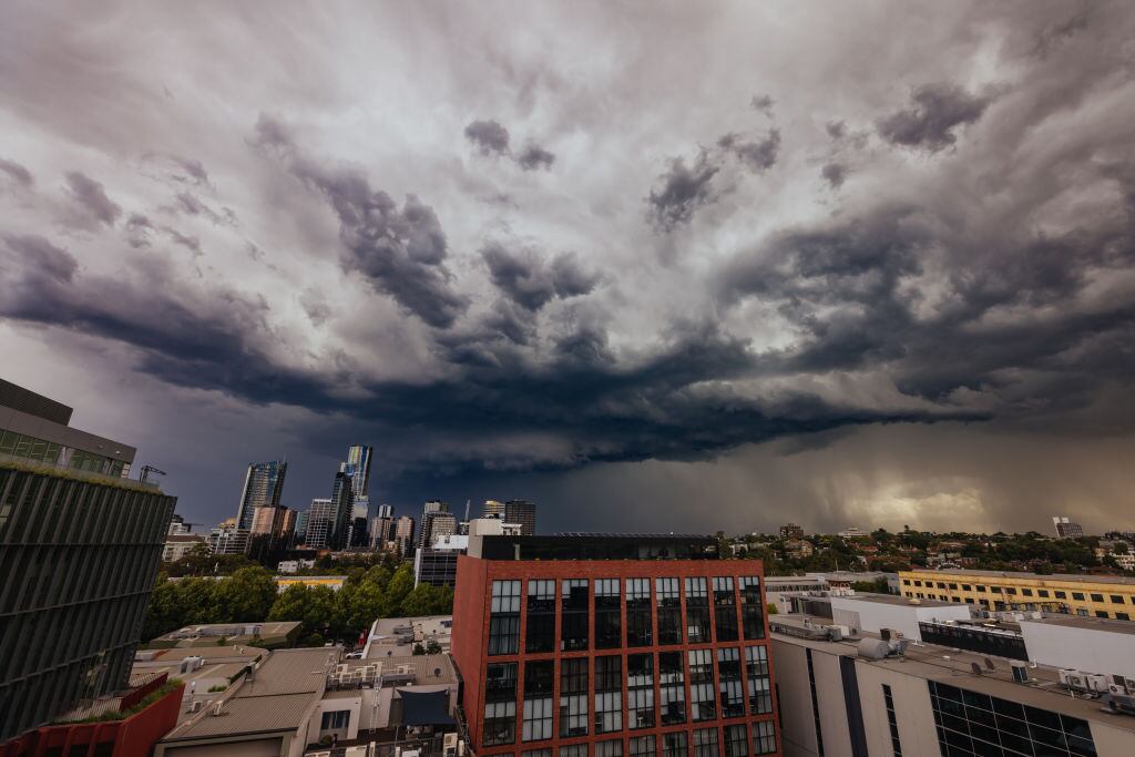 El cielo se cubre sobre la ciudad de Melbourne en el estado de Victoria, una región de Australia que se vio afectada por las intensas tormentas.