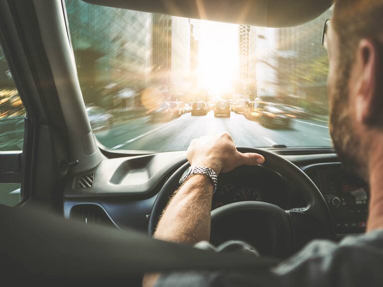 Estudio reveló que dueños de autos de lujo tienen mal comportamiento