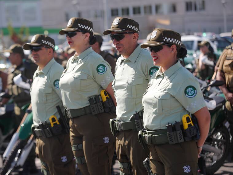 12 DE DICIEMBRE DE 2024 / SANTIAGO
Entrega de vehículos policiales y anuncio de nueva tenida operativa para la región Metropolitana. La ceremonia es presidida por la Ministra del Interior y Seguridad Pública, Carolina Tohá Morales junto al General Director de Carabineros, Marcelo Araya Zapata y el delegado presidencial Gonzalo Durán y la Alcaldesa de Quinta Normal, Karina Delfino
FOTO: DIEGO MARTIN /AGENCIAUNO