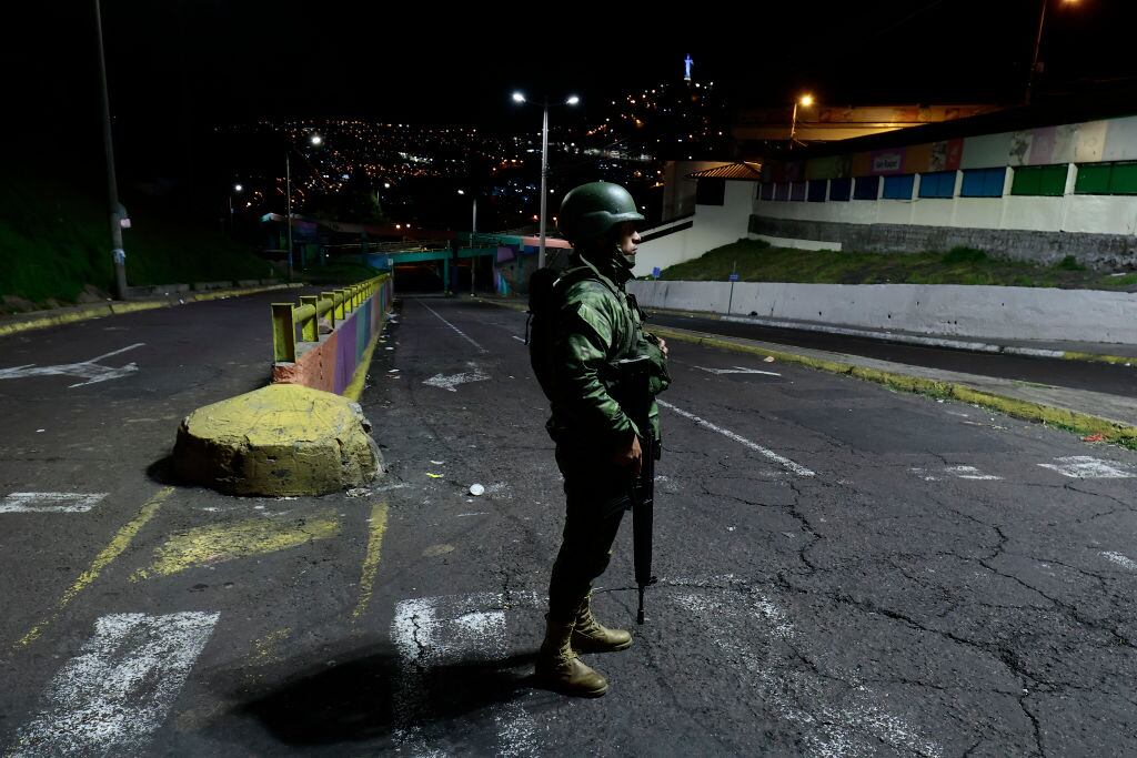Un efectivo de las fuerzas militares de Ecuador ayuda a la policía en la vigilancia de las calles de la ciudad de Quito.